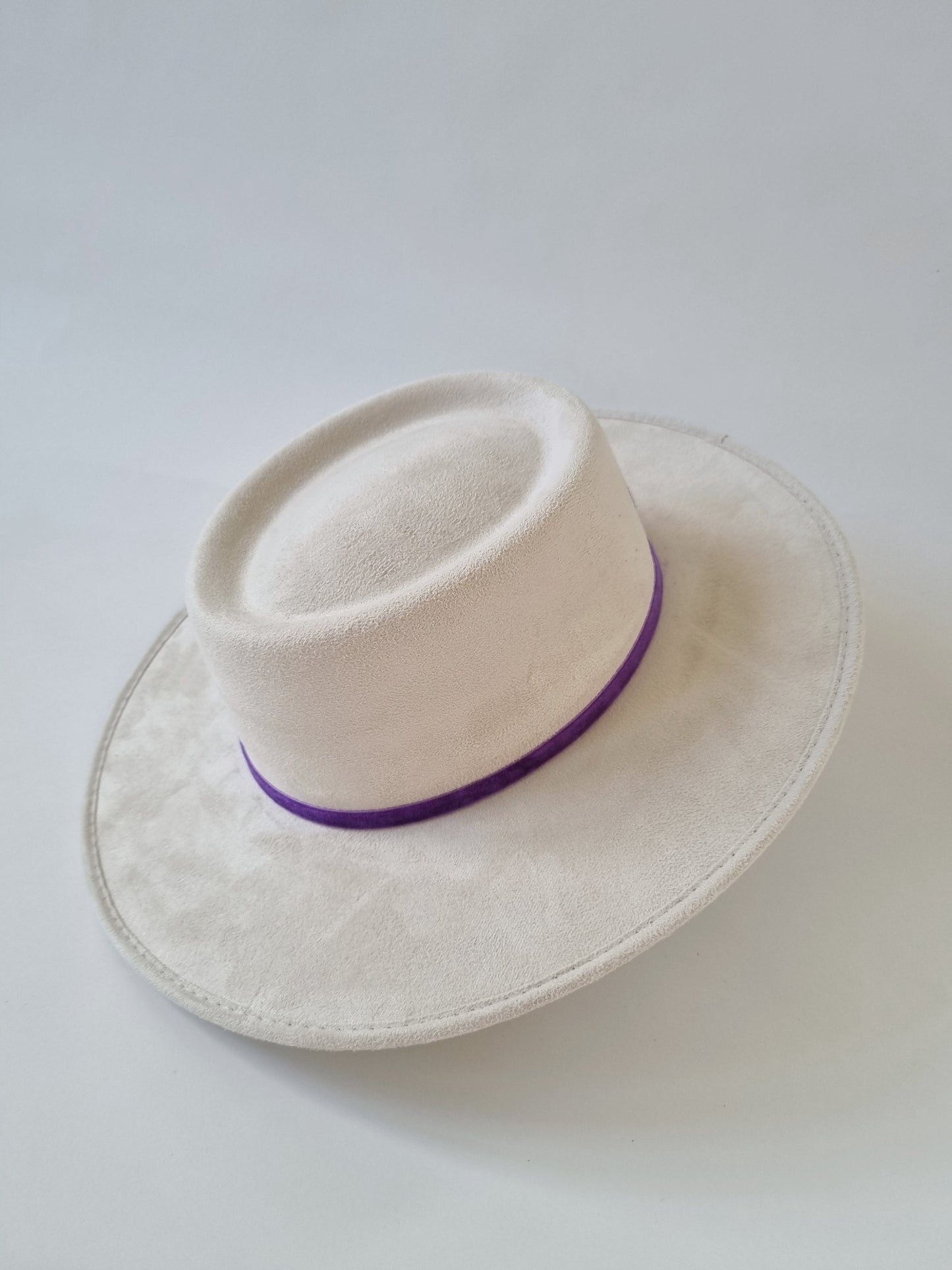 Vedra - Ivoor Velvet - Premium Hoed from BLUE MONKEY - Just $104.95! Shop now at BLUE MONKEY