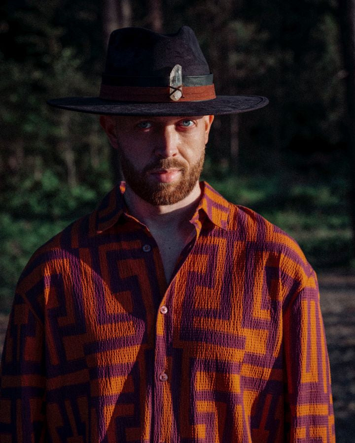 Zwarte fedora hoed met deukjes, unisex voor dames en heren. Met een hoedenbandje en bergkristal, voorzijde.