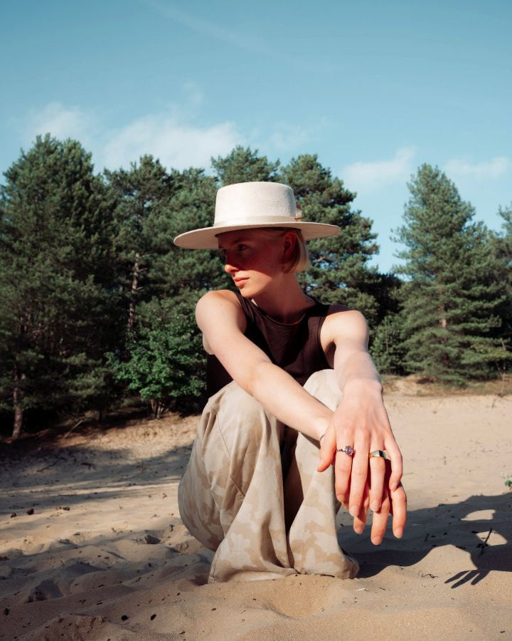 Ivoor witte hoed met bolling en brede rand. Met hoedenbandje en citrien natuursteen. Dameshoed.