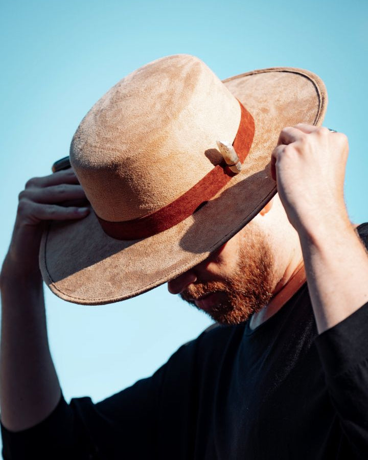 Camel hoed met platte bovenkant. Met hoedenbandje en citrien natuursteen.