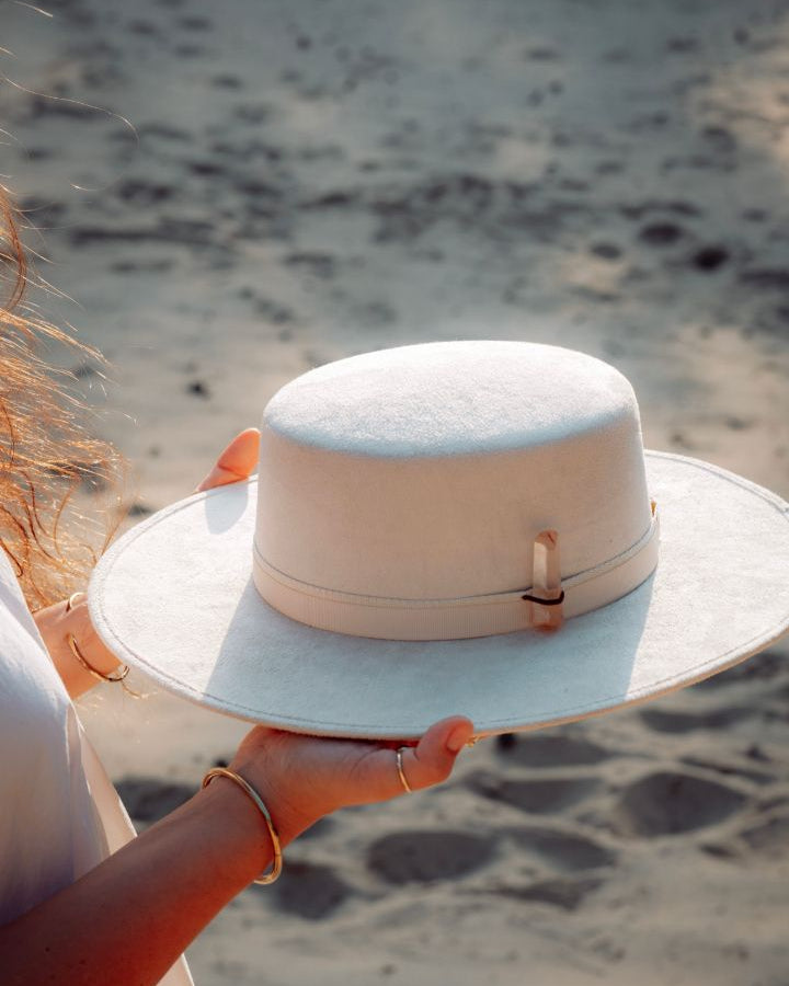 Ivoor witte hoed met vlakke bovenkant en verstelbaar bandje en hoedenband met natuursteen bergkristal.