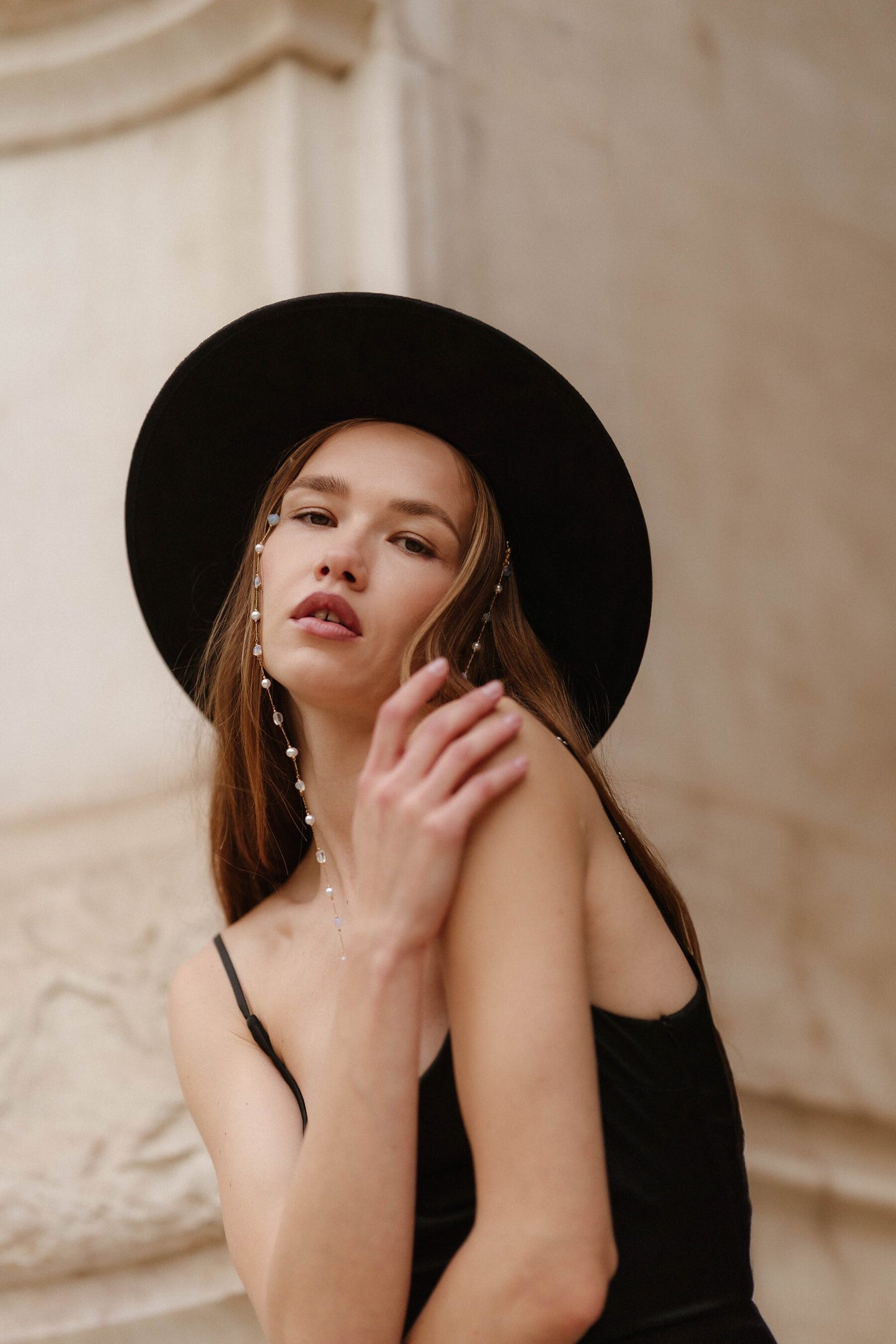 Luna flat top hoed - Zwart met edelstenen ketting