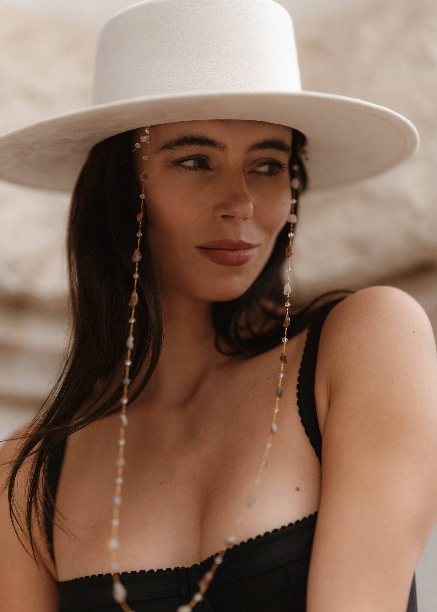 Luna Flat Top Hoed: een trendy designerhoed met afneembare edelstenen ketting