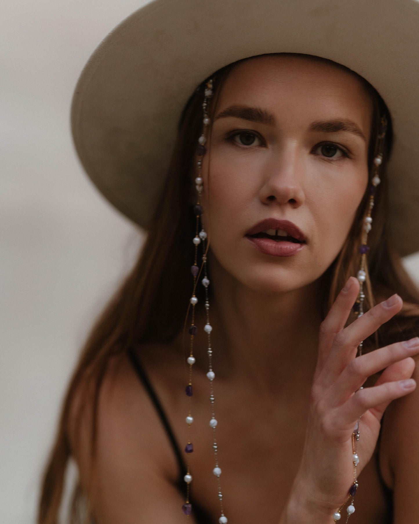 Luna - Wit met dubbele edelstenen ketting | ARDOR collab - Premium Hoed from Blue Monkey - Just $214.95! Shop now at BLUE MONKEY