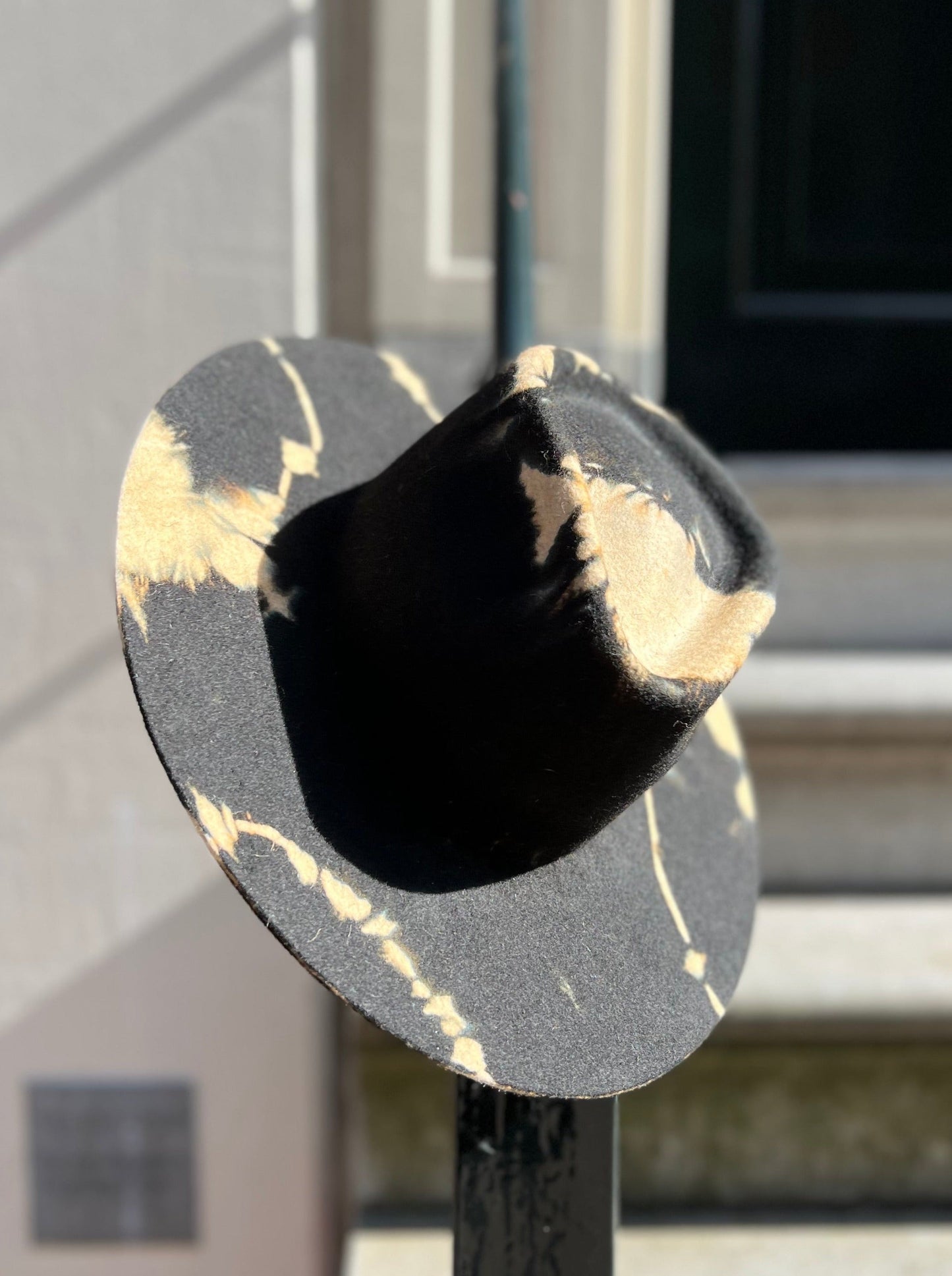 Pula - Zwart / Bruin / Geel - Premium Hoeden from BLUE MONKEY - Just $154.95! Shop now at BLUE MONKEY