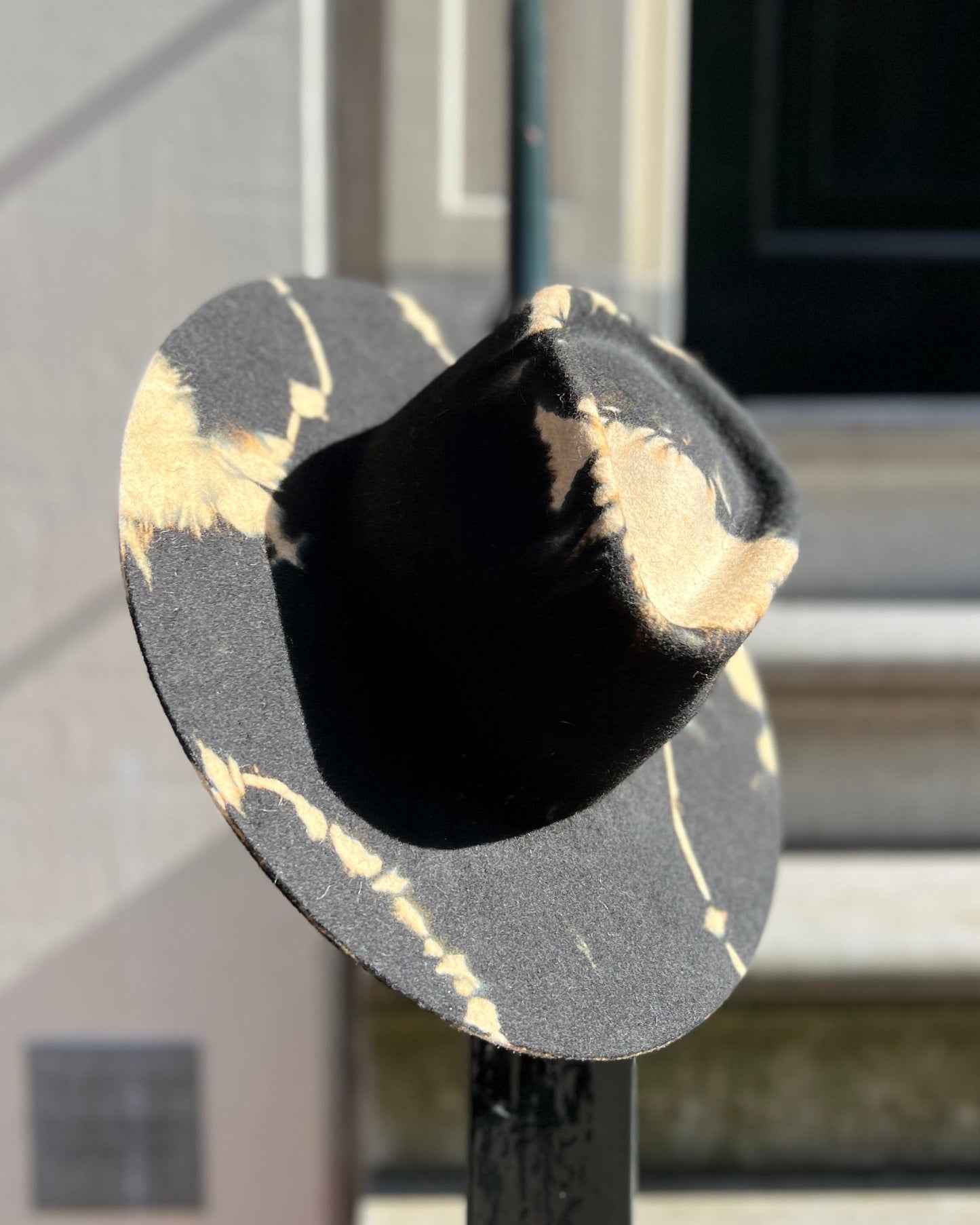Zwarte vilt hoed voor dames en heren, fedora hoed met tie dye effect en brede brim.