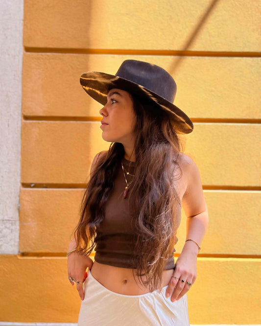 Zwarte vilten hoed voor dames en heren unisex met mooie horizontale brim.