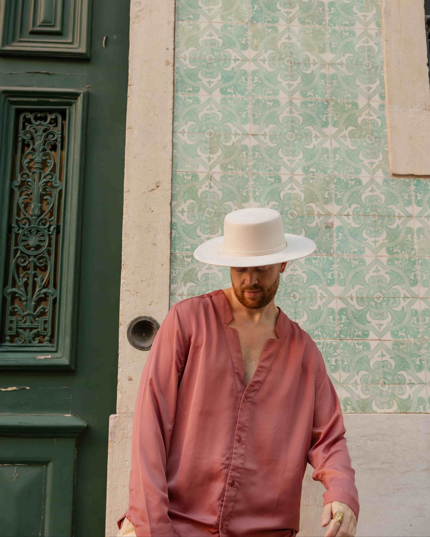 Witte suede flat top hoed met horizontale brim, unisex hoed. 